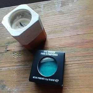 M.A.C. Eyeshadow Sample Parrot - BUNDLE ME!